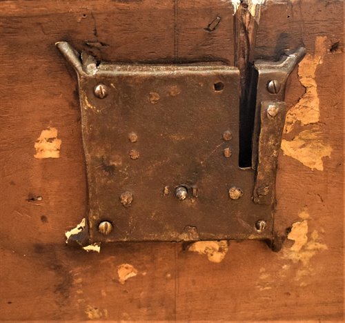 Noble chest in carved and inlaid walnut.